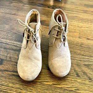Women’s Tom’s Desert Wedge Taupe Suede shoe
